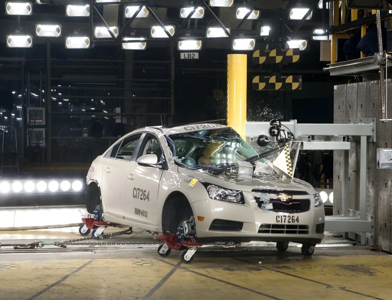 механизм повреждения при наезде на пешехода. звук удара машины. звук удара машины. звук удара машины. автомобильные аварии и катастрофы.