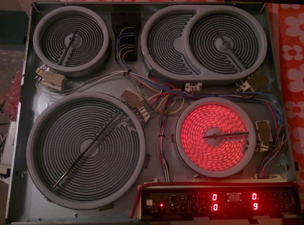 Электрическая панель. Ремонт варочной поверхности. Чинит плиту. Демонтаж варочной панели. Демонтаж варочной панели.