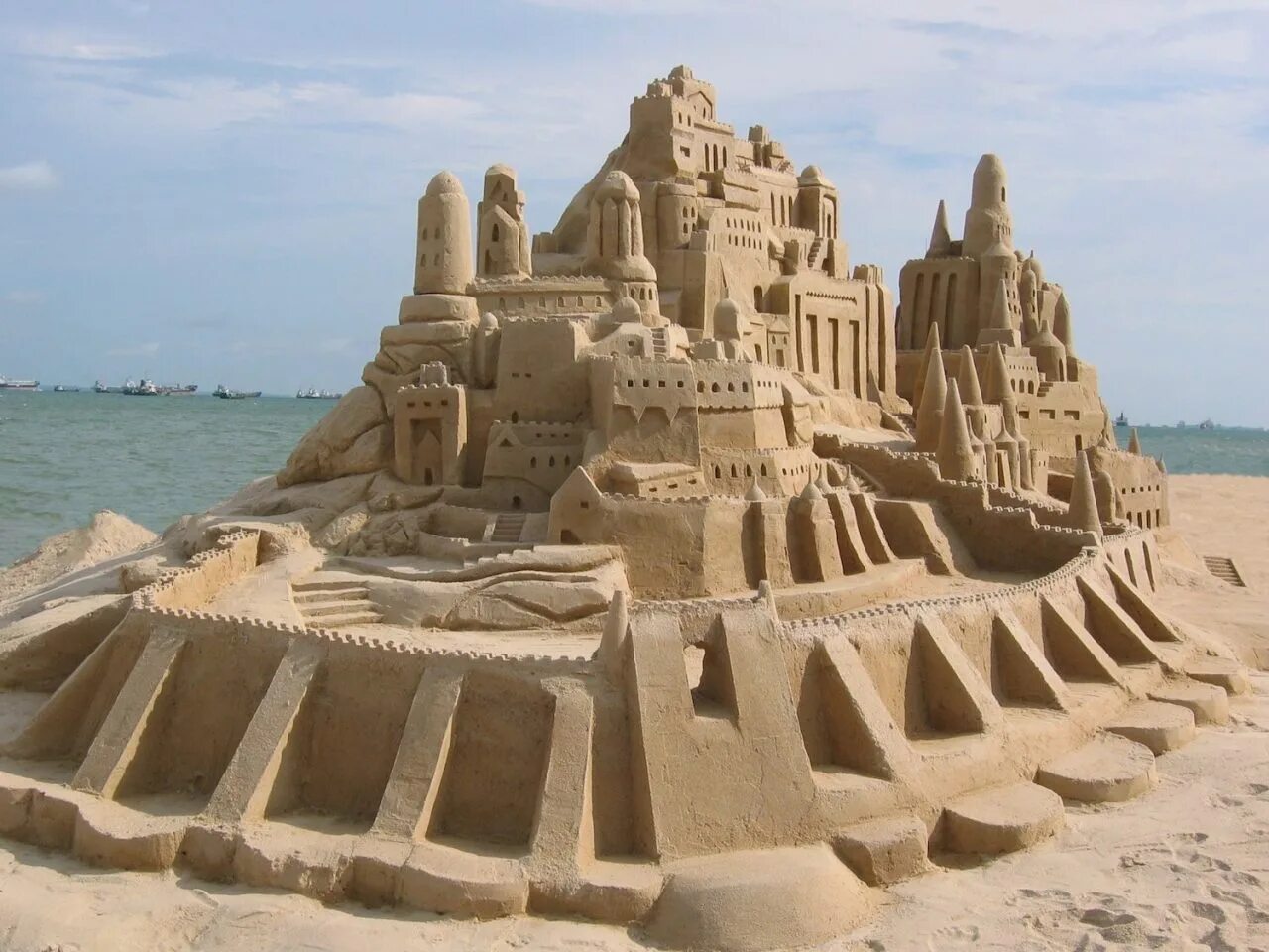 Песочный замок. Постройки из песка. Домик из песка. Замок из песка.