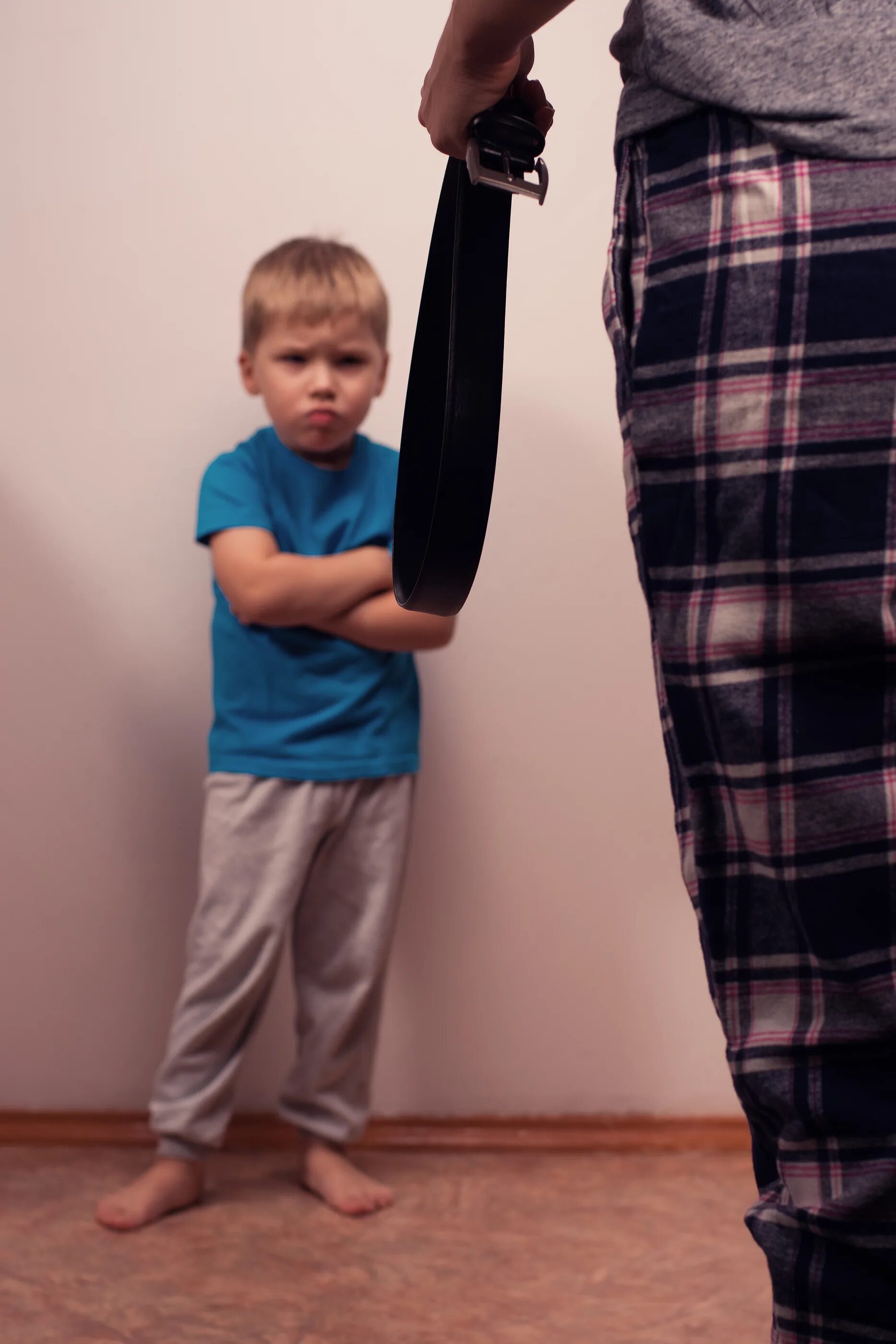 Ремень для детей. Родители наказывают ре. Ребенок наказан. Где ребенка бьют ремнем. Отец с ремнем.