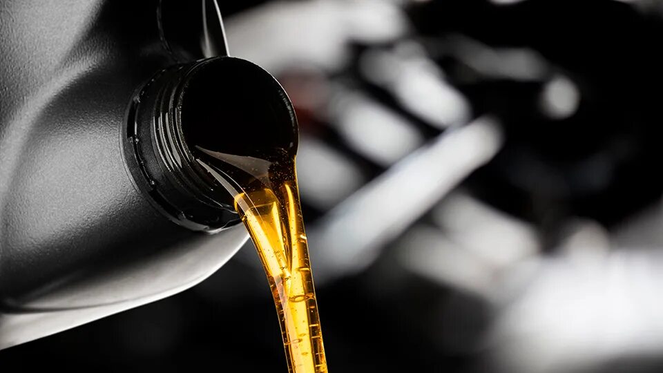 Некачественное моторное масло. Отложения в двигателе. Моторное масло на черном фоне. Черное моторное масло. Отложения в двигателе.