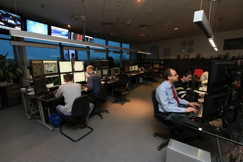 Помещения бракеров. Офис брокеров. Офис брокера. Офис брокеров. Трейдер.