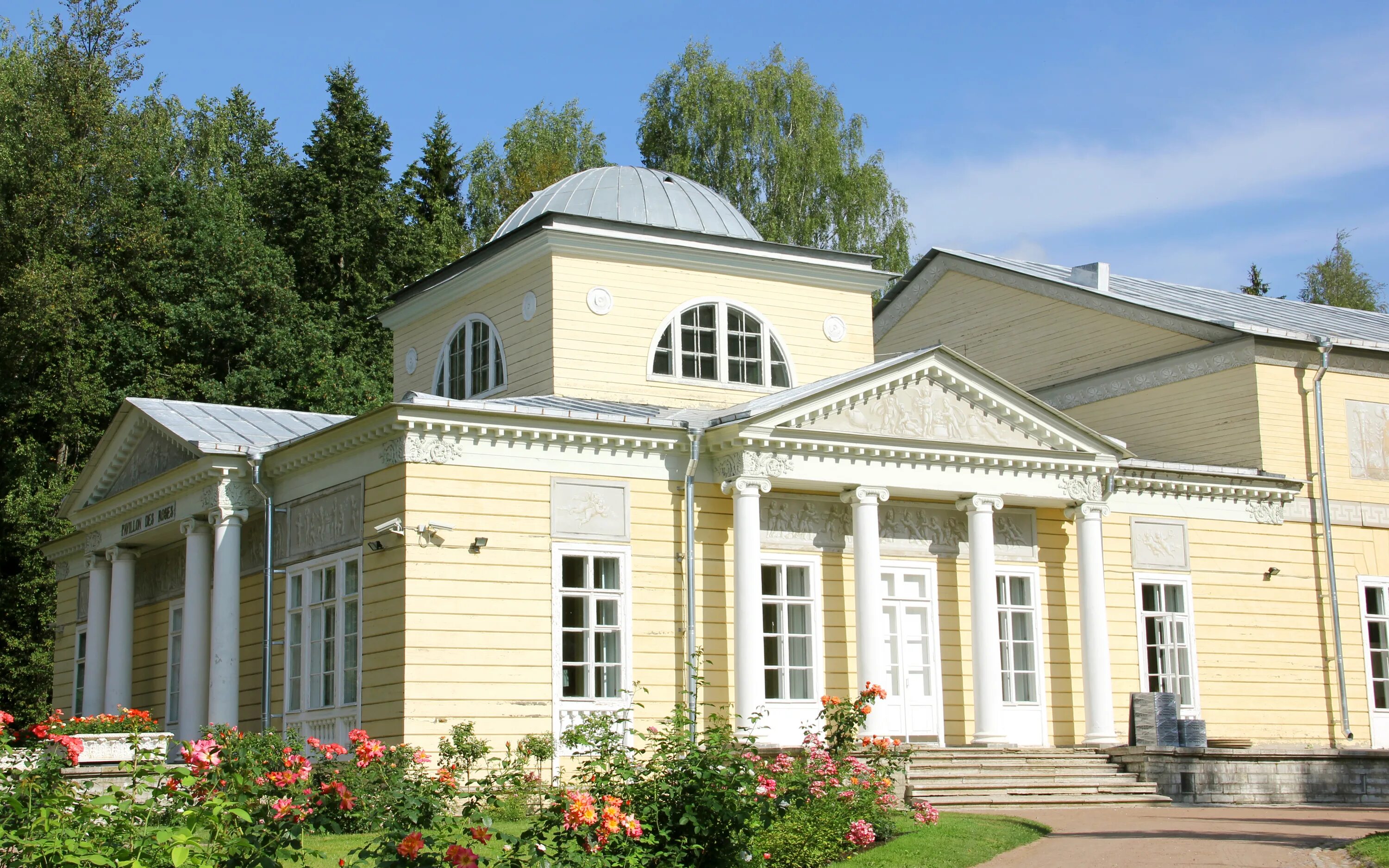 File:Розовый павильон в Павловском парке 2022 01.jpg - Wikimedia Commons