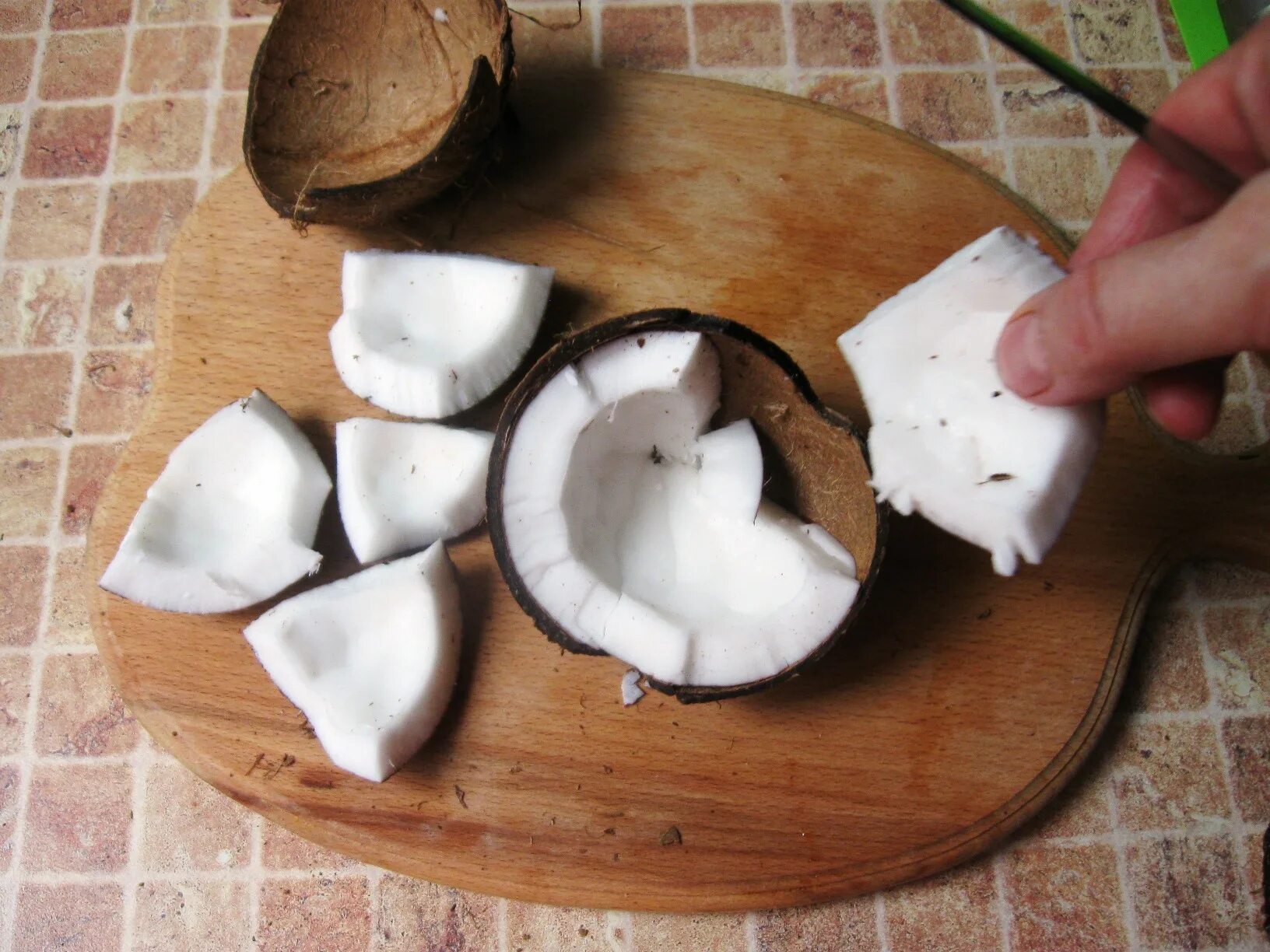 Расколоть кокос в духовке. Как разделать кокос. Вскрыть кокос. Кокосовый орех чистка. Как вскрыть кокос.