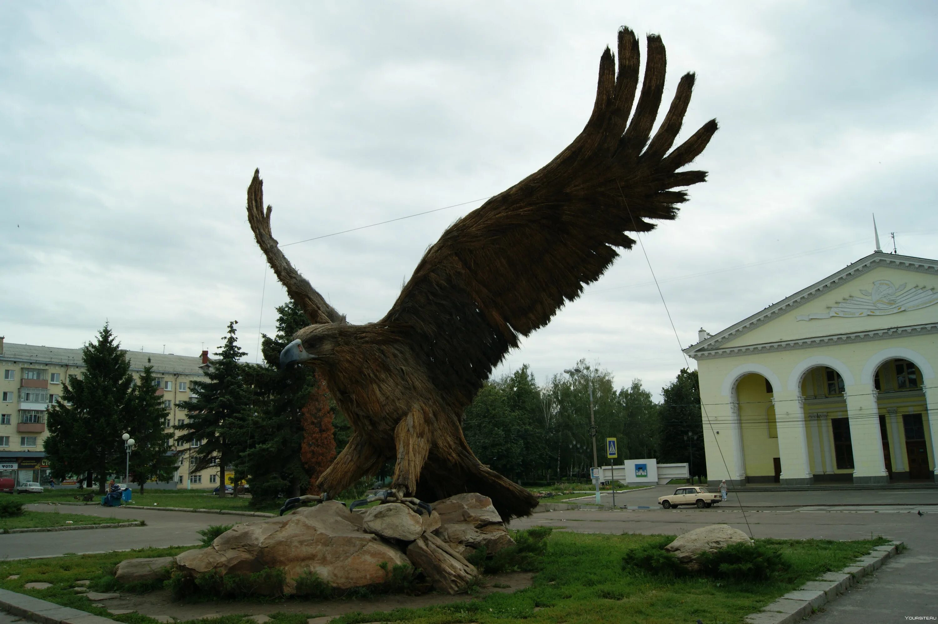 Орёл город. Орел в городе Орел. Город орёл достопримечательности. Статуя орла в городе Орел. Россия 1 город орел