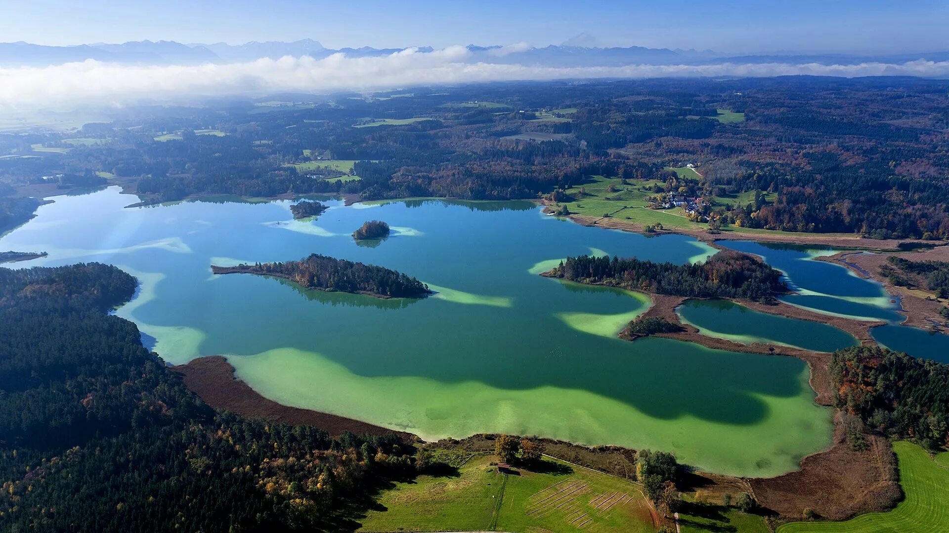 Озеро Тегернзее в Баварии. Кимзее озеро Германия. Германия озеро Штессензее. Озеро Шрек в Германии.