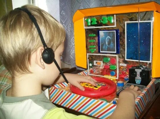 Атрибутика игр. Сюжетно ролевая игра космос. атрибуты к сюжетно ролевой игре космическое путешествие. атрибуты к сюжетно ролевой игре космос своими. атрибуты для игры в космос в детском.