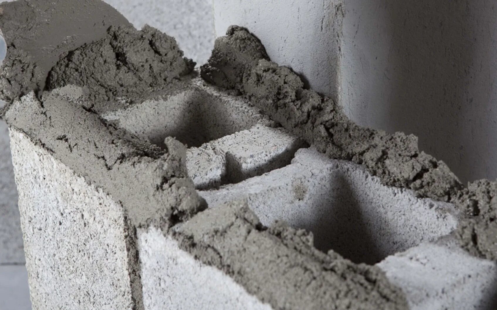 Сколько сохнет бетонная. Цемент для строительства дома. Бетон без цемента. Засохший цемент. Цемент блок.