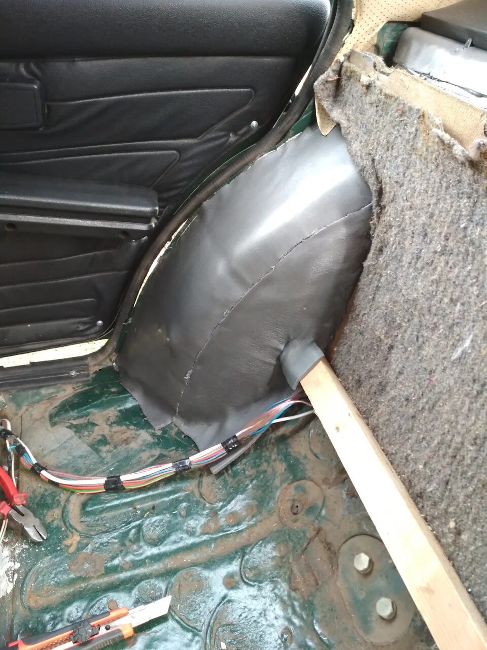 2107 под сиденьем. Усилитель под сиденье ваз 2107. усилитель звука под сиденье ваз 2107. усилитель под заднее сиденье 2107. усилитель за заднее сиденье ваз 2107.