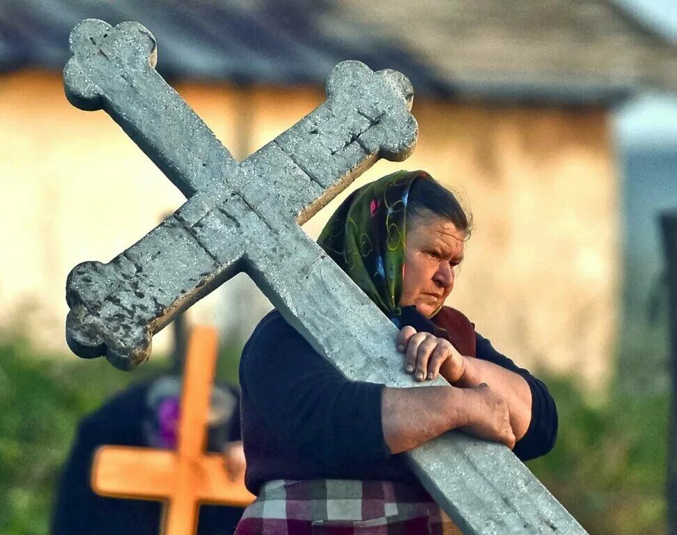 Этнический православный. Человек несет крест. Нести крест. Христиане крест.