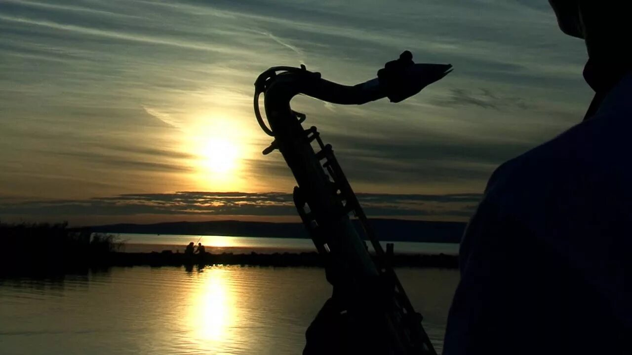 Играет саксофон видео. Саксофонист на берегу моря. Саксофонист на море. Саксофонист на природе. Саксофон на закате.
