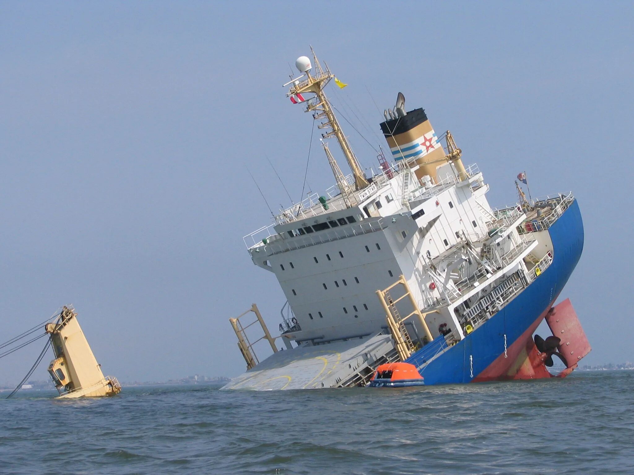 Суда нахождение. Морское судно. Морские катастрофы. Суда в море. Корабль кораблекрушение.