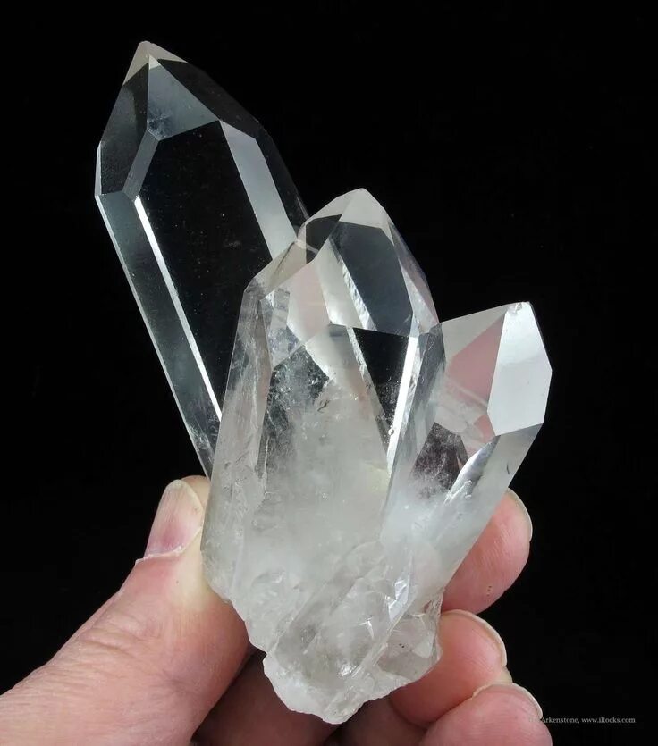 Кварц минерал. Кварц кристаллический минерал. Kristall Minerals серый кварц. Камень с кристаллами кварца.