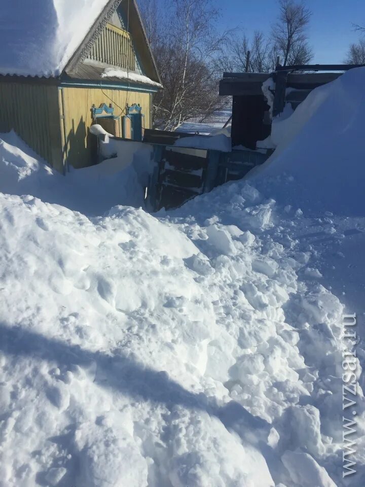 Село качки занесенное снегом. Деревню занесло снегом. Золотуха Дергачевский район. Село Тимонино Дергачевский район Саратовская область. Снег село Сафарово.