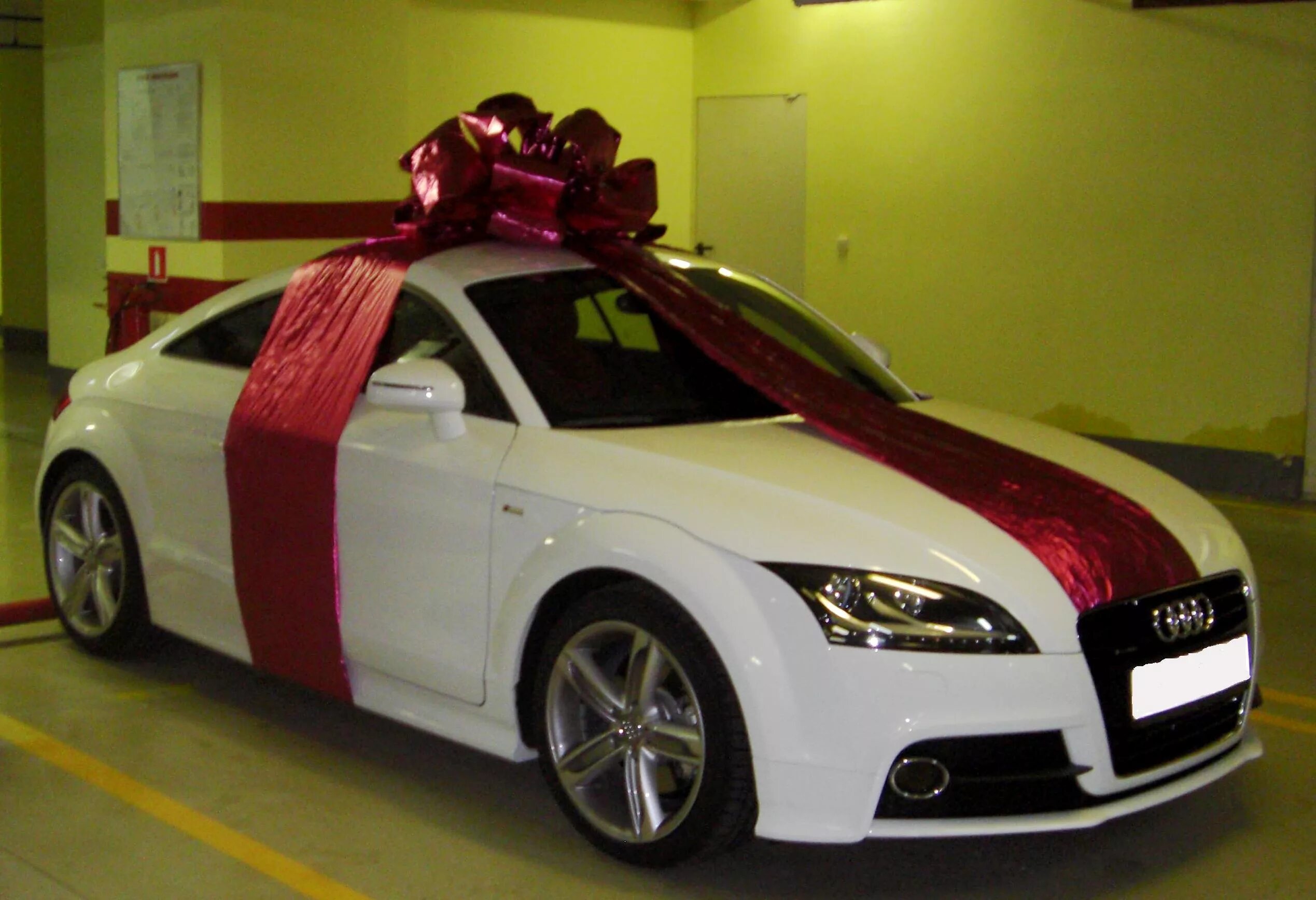 Машина в подарок с бантом. Украшение машины в подарок. Рендж ровер 2022 с бантом. Рендж ровер с ленточкой. Фотосессия детей с автомобилями.