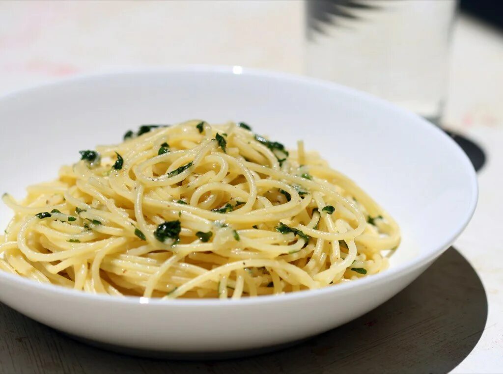 Спагетти с чесноком и маслом. Спагетти с чесноком. Спагетти с оливковым маслом. Спагетти чеснок оливковое масло.