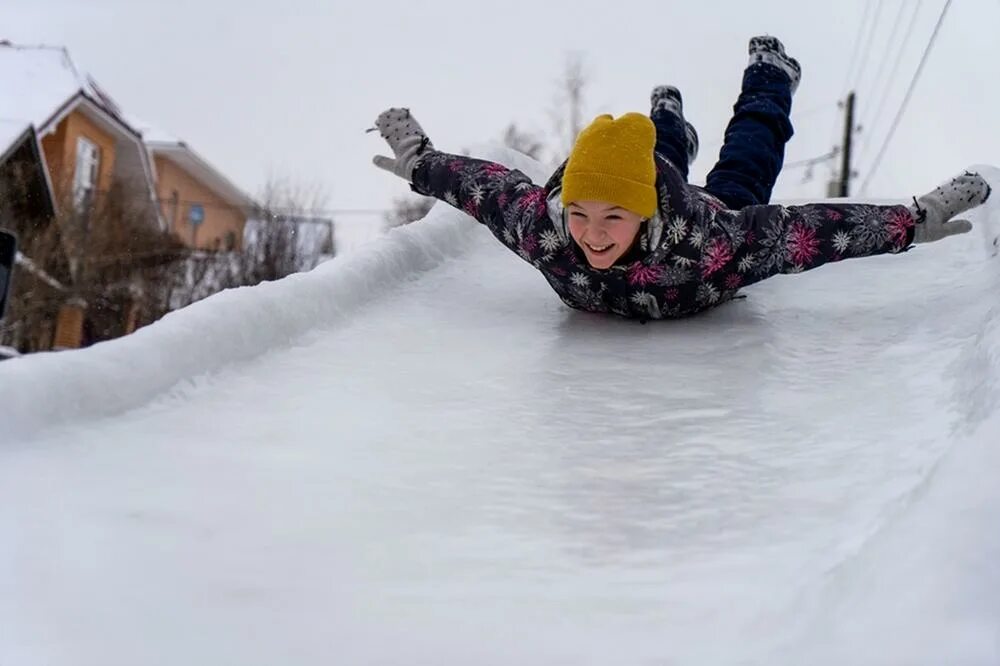 Куда сходить в ижевске с детьми зимой. Развлечение в казани с детьми зимой. Зимний ижевск. Памятники ижевска зимой. Памятник оружейникам ижевск зима.
