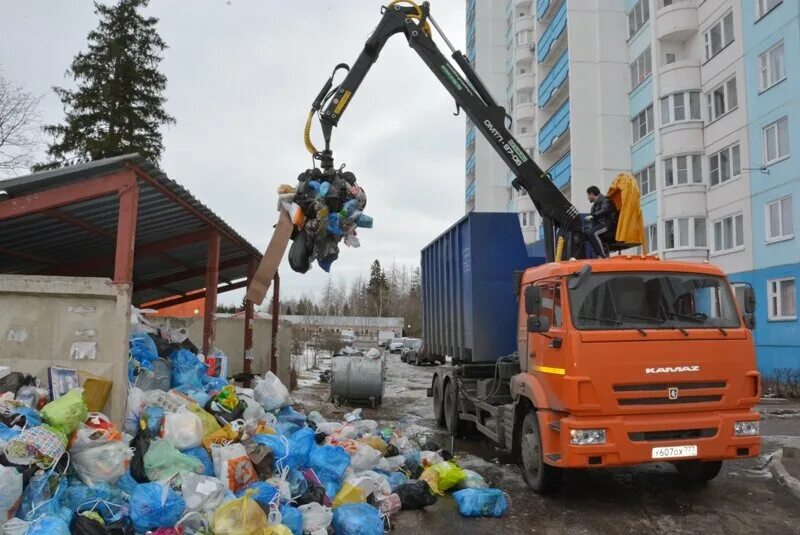 тбилиси вокзальная площадь. города грузит. кран для погрузки контейнеров. грузия город тбилиси. тбилиси разруха.
