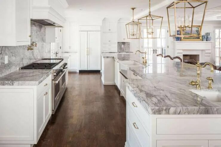 Интерьер белой кухни с полом под мрамор Traditional white kitchen with marble black countertop Home Decorating Trends
