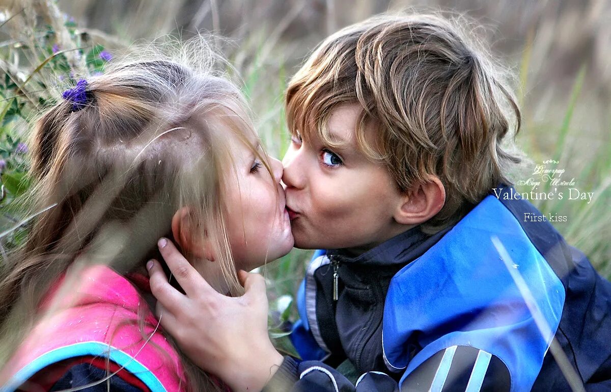 Детский поцелуй в губы. Детский поцелуй. Мальчик целует девочку в губы. Мальчик целует девочку в губы. Мальчик и девочка любовь.