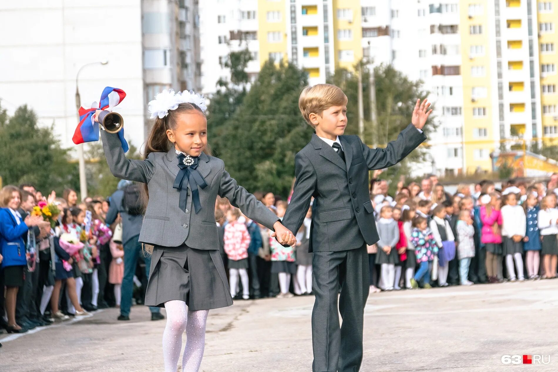 Школа 10 линейка. Линейка в школе. Школьники на линейке. Линейка 1 сентября. Школа первоклассника.