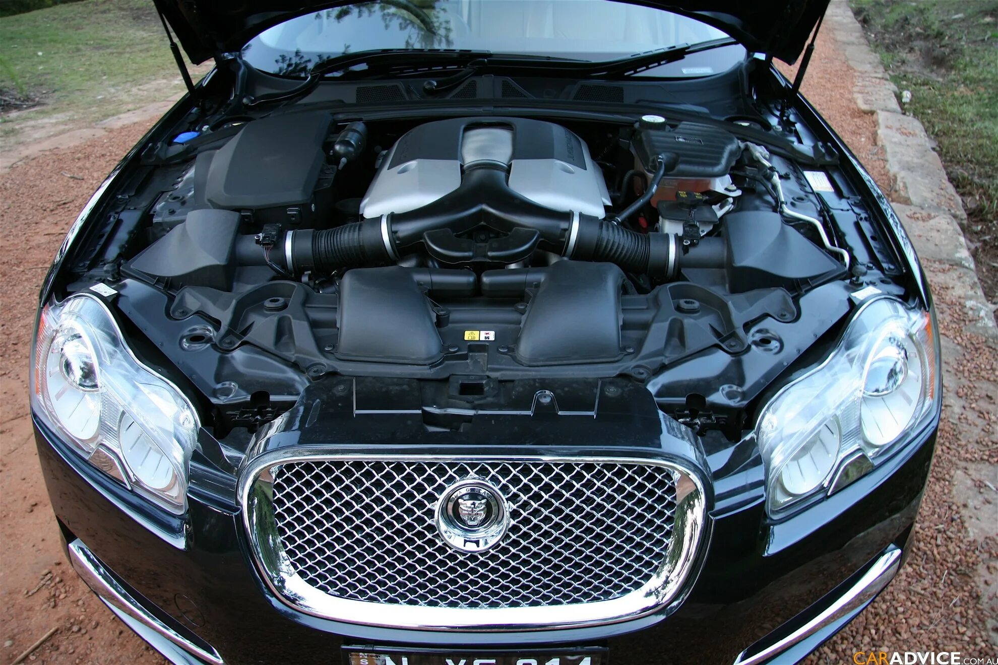 Открыть капот автомобиля. Jaguar XF sv8. Jaguar XF, 2008 под капотом. Ягуар XF подкапотка. Jaguar XF 4.2.