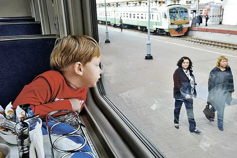 Поезда для детей. Дети в электричке. Вокзал для детей. Дети едут в электричке
