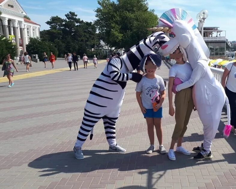 Казань Баумана аниматор Зебра. Улица Баумана аниматоры Казань Зебра. Аниматоры Ялта набережная.