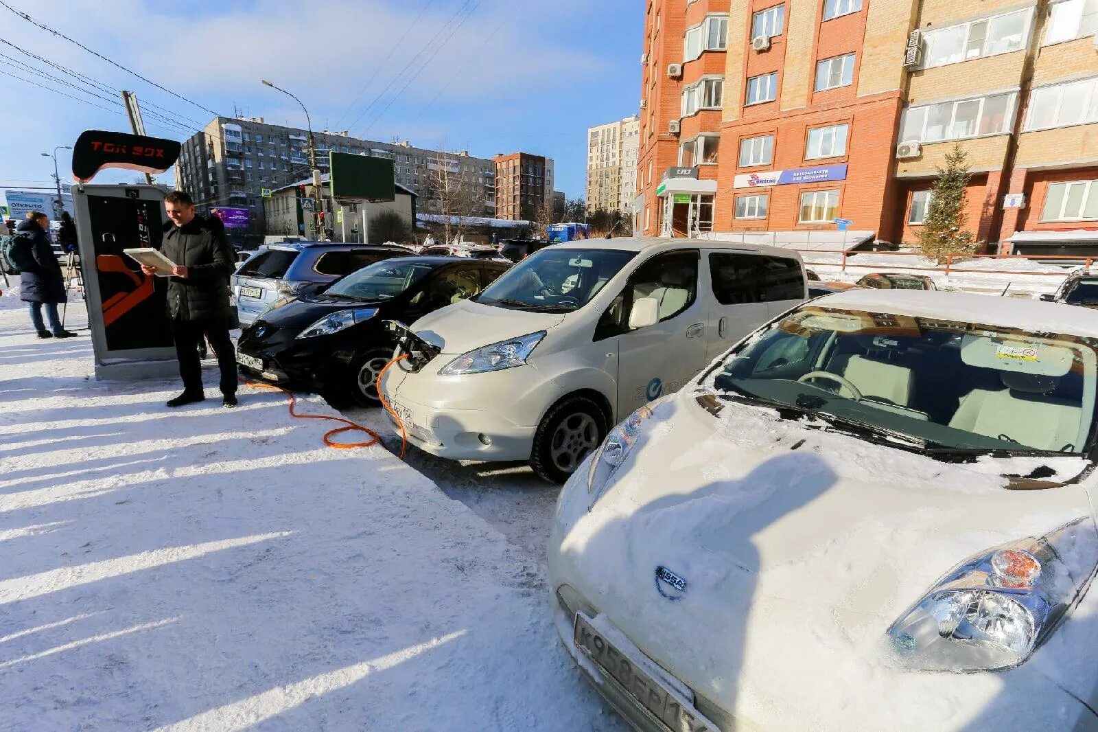 Дорогие машины в барнауле. Пробки в городе новосибирске. Машины в новосибирске. Автомобиль новосибирск. Автопрокат.