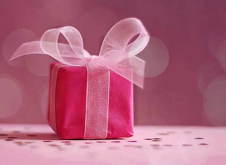 Подарок розовый. Подарок на день рождения. Подарок сюрприз. Подарок на розовом фоне. День сюрпризов 2