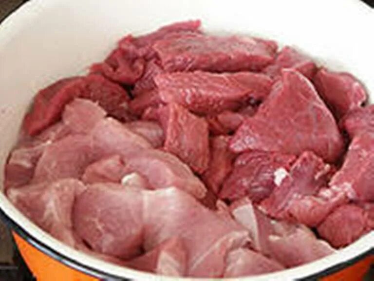 Какое мясо для котлет из свинины. Фарш из свинины. Котлеты из говядины. Какое мясо для котлет из свинины. Мясные полуфабрикаты.