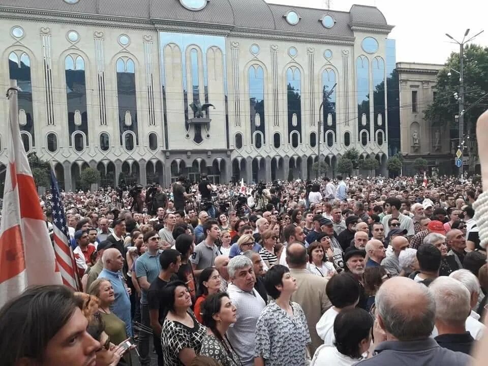 Грузия Тбилиси люди. Грузия протесты 2004. Протесты в Тбилиси. Митинги в Грузии сейчас.