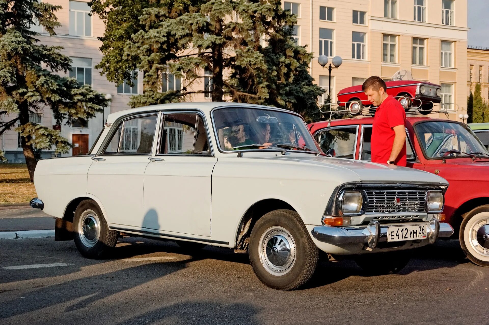 Москва воронеж автомобиль время. Москвич 412е. Москвич 412 ИЭ В городе. Москвич 412 и ВАЗ 2101. Москвич 412 ИЭ фото.