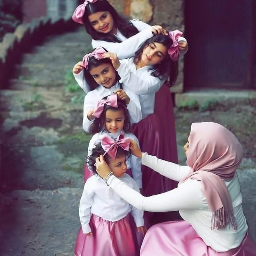 Трех дочерей имел. Жаннат ифори. Мусульманка с ребенком. Мусульманская семья. Мусульманская семья с дочкой.