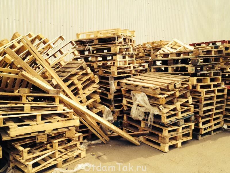 Куда сдать поддоны. Дрова на поддонах. лом поддонов на дрова бесплатно. поддоны деревянные даром. поддон деревянный дрова.