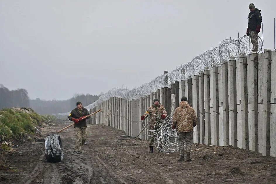 Что происходит на белорусско украинской границе. Государственная граница белоруссии. Польско-украинская граница. Бетонные заграждения на границе. Белорусско-украинская граница.