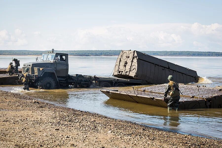 Погрузился на понтоны первый взвод