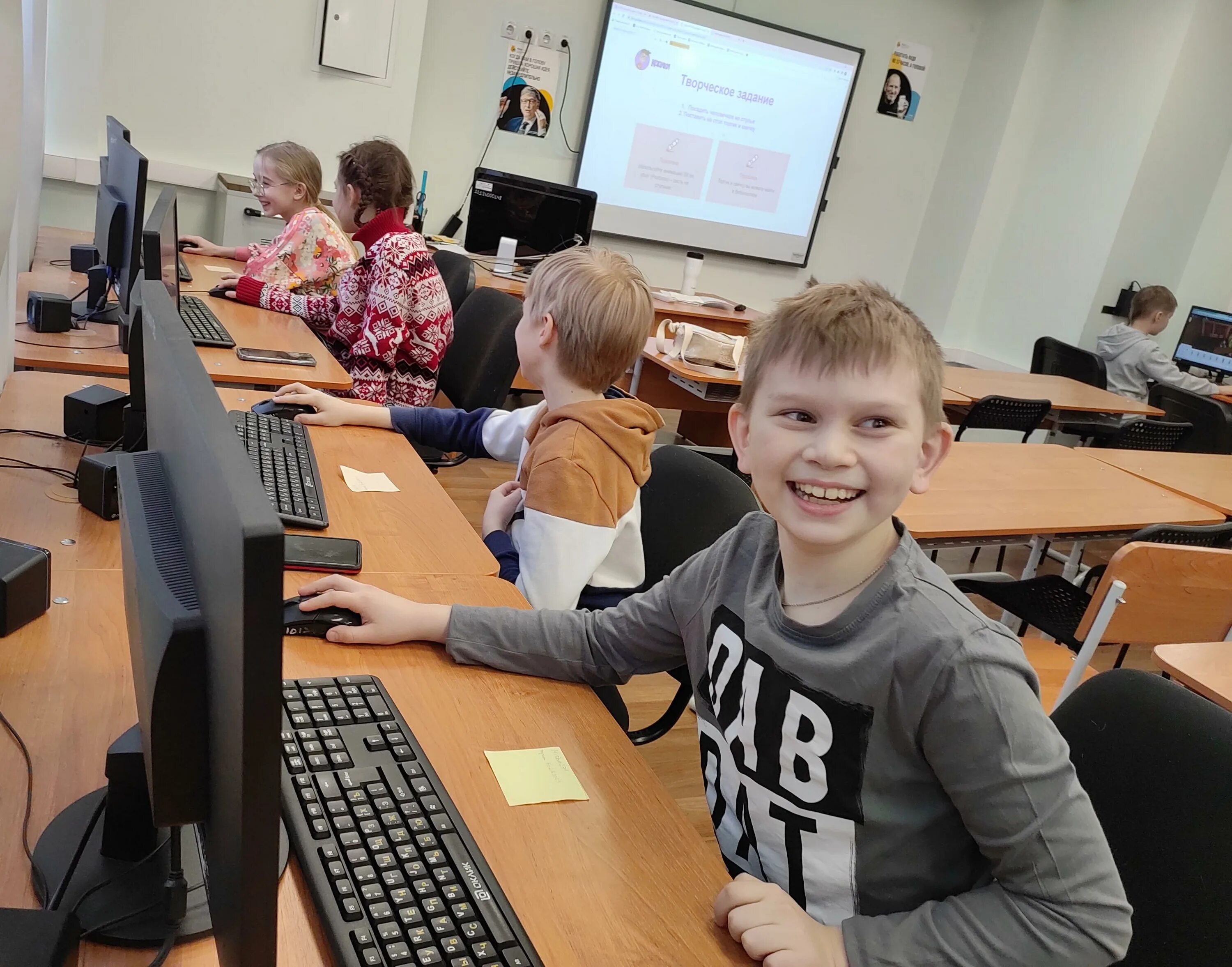 Детские лагеря красноярск 2024. Школа программирования. Компьютерный класс. Компьютер для детей. Компьютерный лагерь.