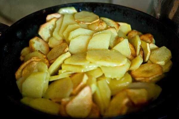 Как быстро приготовить картошку на сковороде. Картофель жареный кружочками. картофель кружочками на сковороде. картофель жареный кружочками на сковороде. картошка кольцами на сковороде.