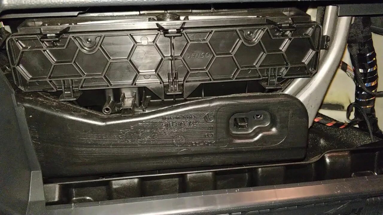 Замена фильтра тигуан 2. Замена фильтра тигуан 2. 4. Замена фильтра тигуан 2. Салонный фильтр volkswagen tiguan.