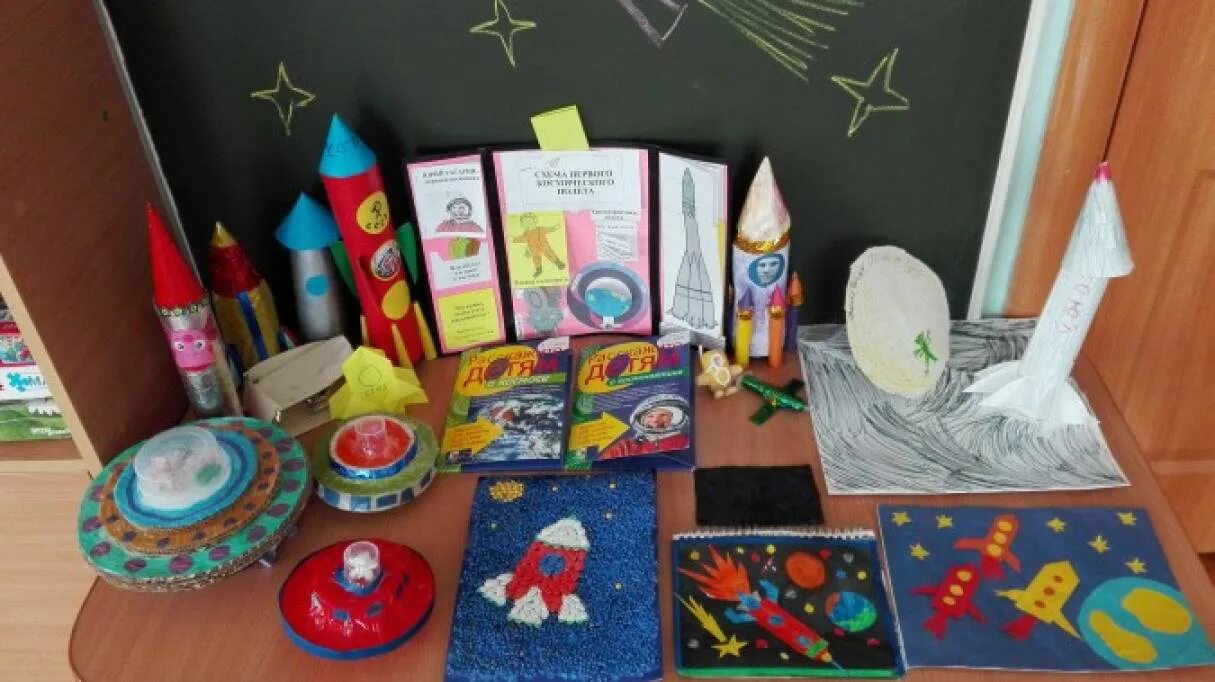 Игра день космонавтики 2 класс. Выставка ко Дню космонавтики в детском саду. Атрибуты ко Дню космонавтики в детском саду. Выставка поделок ко Дню космонавтики в детском саду.