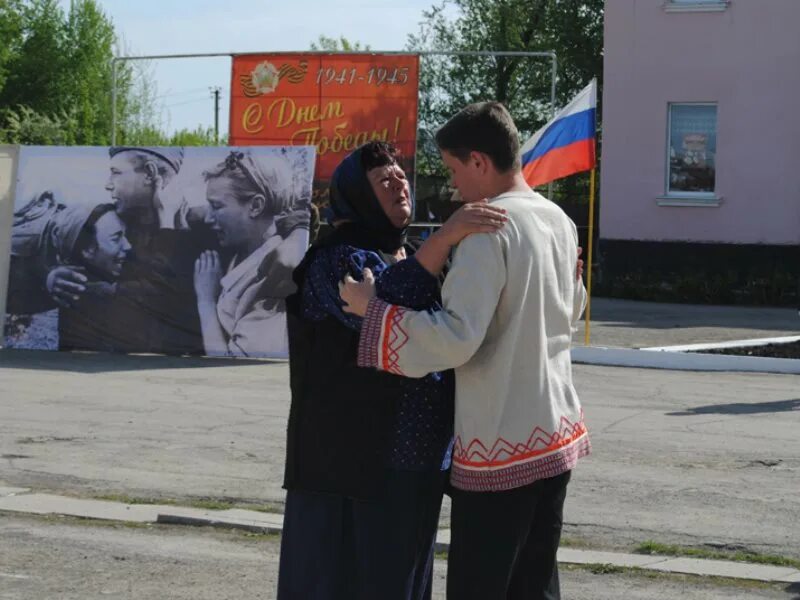 Молодежный перелюбский район саратовская область. Перелюбский район. Перелюбский район село Первомайское. Перелюбский РДК фото. Перелюбский ДК.