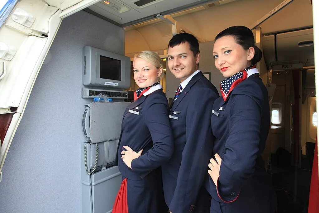 Бортпроводник мужчина. Профессия стюардесса. Форма бортпроводников люфтганза. Бортпроводник мужчина. Стюарт аэрофлота.