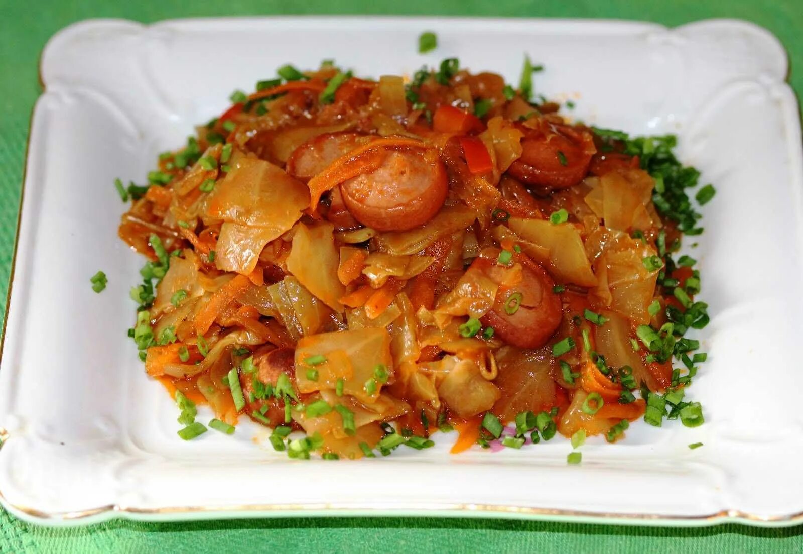 Рецепт солянки из свежей капусты с мясом. Солянка капустная. тушёная капуста с сосисками. солянка с капустой. солянка из капусты с сосисками.