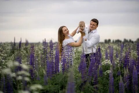 Семейная фотосессия в люпинах