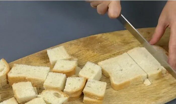 Хлеб нарезанный ломтиками. Нарезка хлеба на ломтики. Нарезание кусков хлеба. Хлеб нарезанный ломтиками прямоугольной.