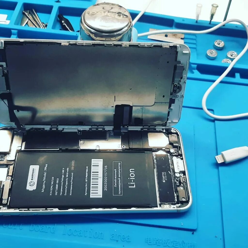 Поменять аккумулятор на айфон 8. Замена аккумулятора iphone 7 plus. замена аккумулятора на айфон 7. замена аккумулятора iphone 7. замена аккумуляторной батареи повышенной ёмкости iphone 8 plus.