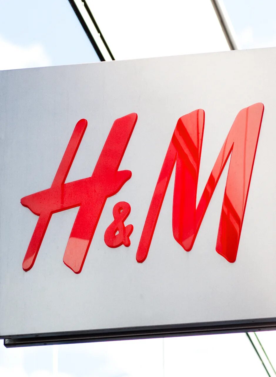 Вывески м. H M вывеска. H M логотип. H M магазин. Логотип магазина h and m.