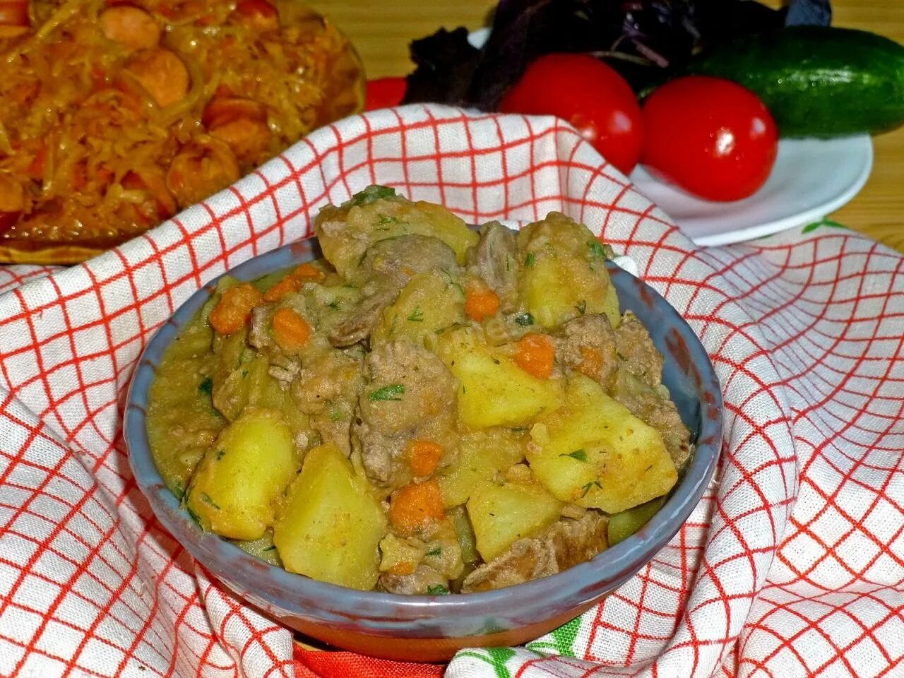 Приготовить картошку с куриной печенью. Картошка с печенью тушеная. Печень тушеная с картошкой. Картофель тушёный с печенью. Тушёная картошка с печенью говяжьей.