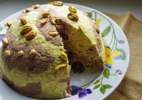 Кулич с белым шоколадом и фисташковым кремом